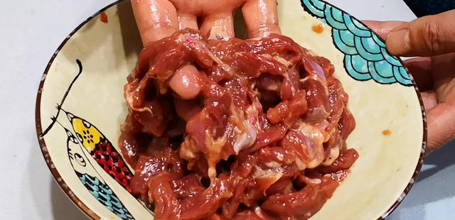 炒羊肉,直接下锅炒就错了,教你1招,吃着像烤羊肉串,又香又嫩休闲区蓝鸢梦想 - Www.slyday.coM 炒羊肉,直接下锅炒就错了,教你1招,吃着像烤羊肉串,又香又嫩休闲区蓝鸢梦想 - Www.slyday.coM