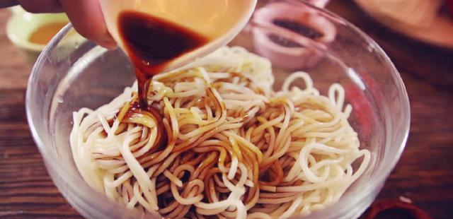 教你一道酱油拌面香浓好看有食欲当早餐营养又简单