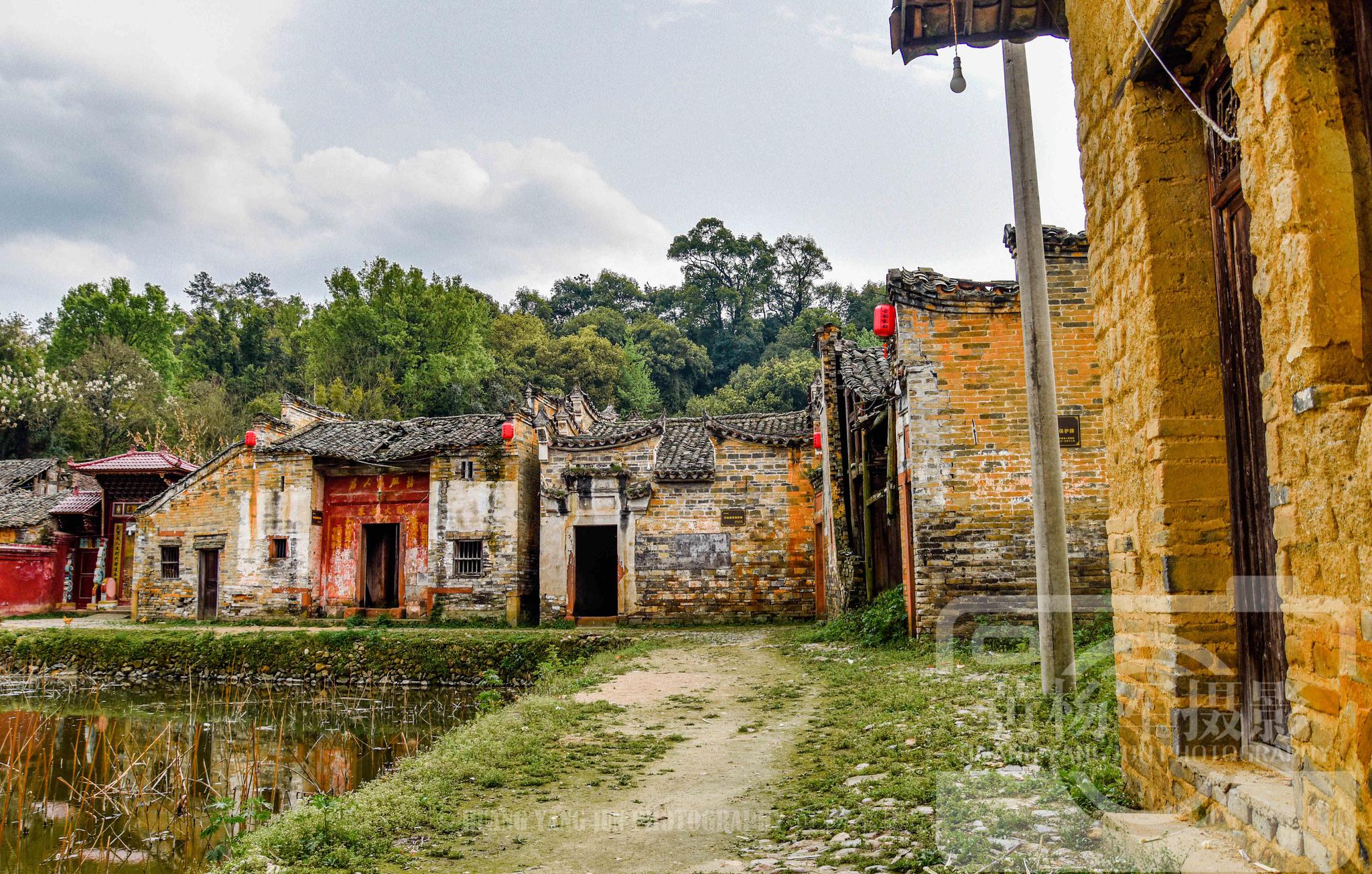江西兴国县东韶古村的老屋建筑,熟悉的赣南乡村风貌还有旧时标语