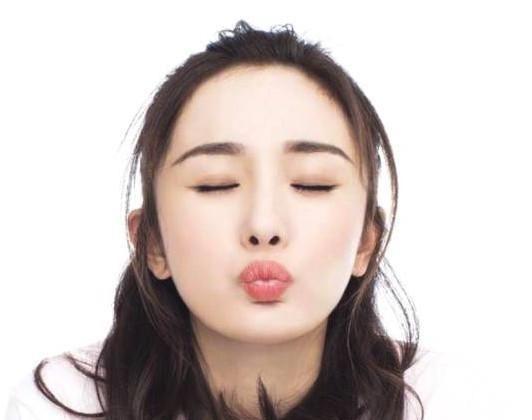 女星嘟嘟嘴,赵丽颖俏皮,杨幂气质好,郑爽碾压全场!