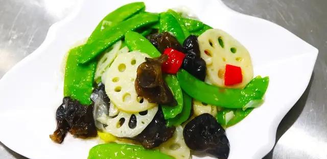 教你做一道非常爽口的荷塘小炒看起来就有食欲食材营养丰富