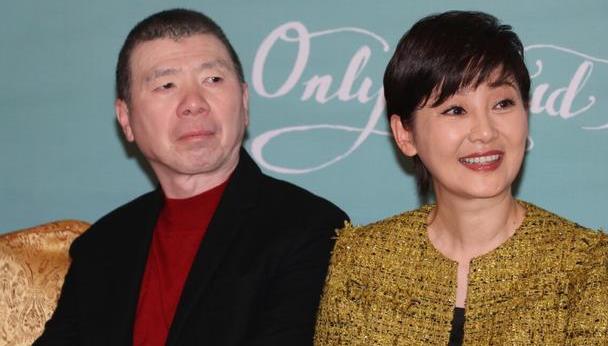 冯小刚老婆穿衣有一套,用短下摆衬出大长腿,这比例一般人难拥有