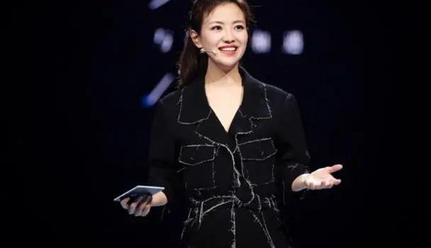 也可以尝试纯白色的连衣裙,对于衬托个人气质很有帮助,涂经纬所穿的这