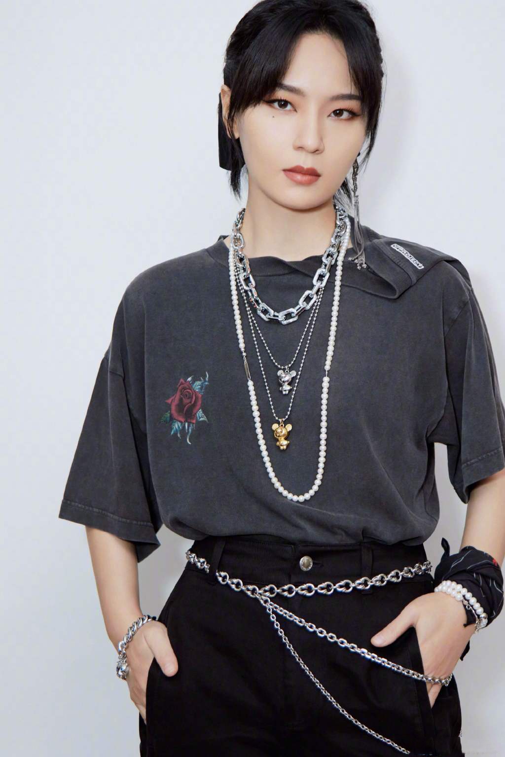 周笔畅最近的穿搭风格真的越来越好看了,简单的t恤搭配修身裤