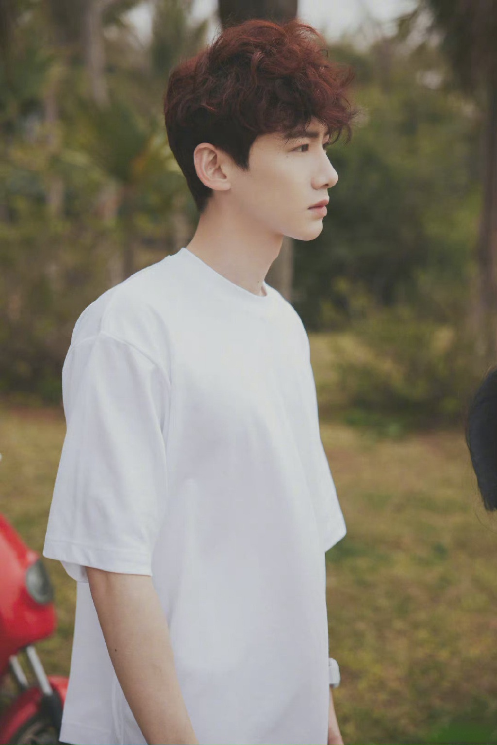 白敬亭身着纯白t恤现身海边清新帅气,海风吹过少年气息溢出屏幕