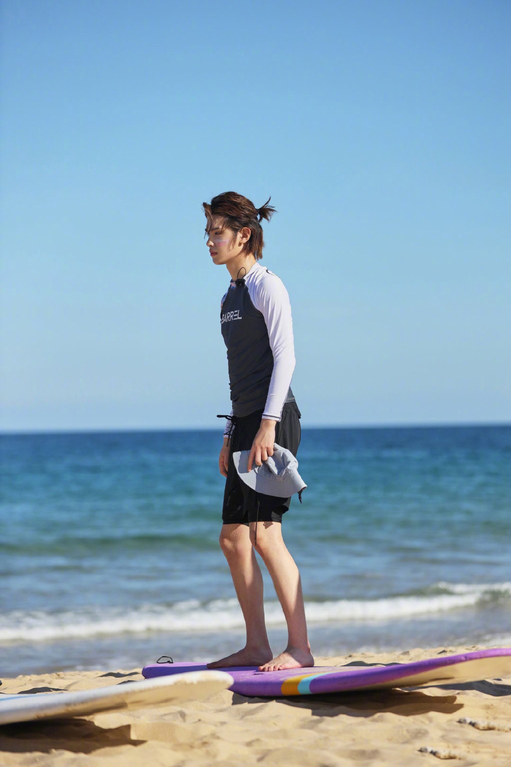 黄明昊夏日冲浪店花絮图上线,阳光少年海边冲浪