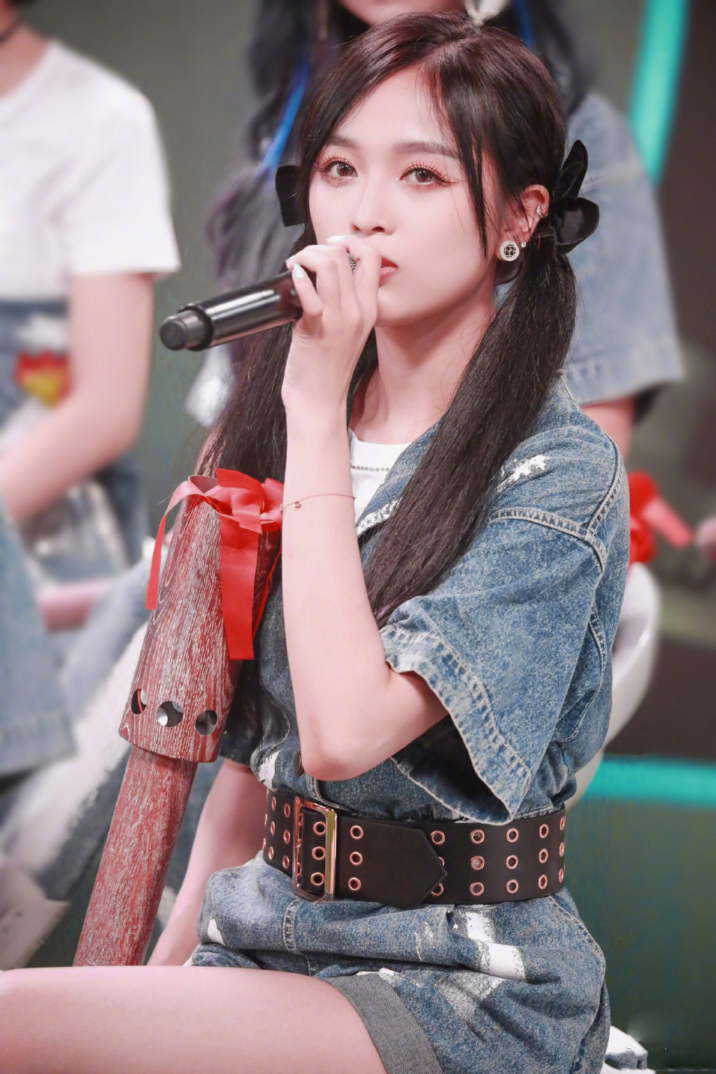 吴宣仪蝴蝶结双马尾搭配牛仔套装,真的太甜啦_高清图集_新浪网