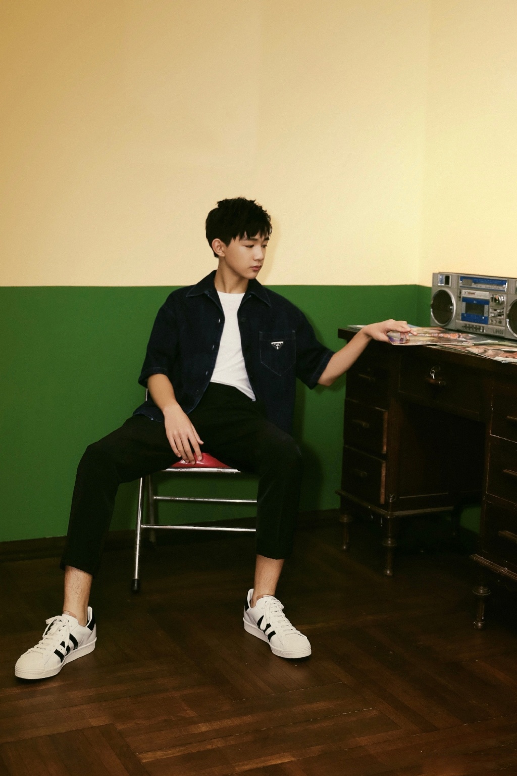 1 / 9 小演员荣梓杉出席prada mode文化俱乐部活动,深蓝牛仔外套搭配