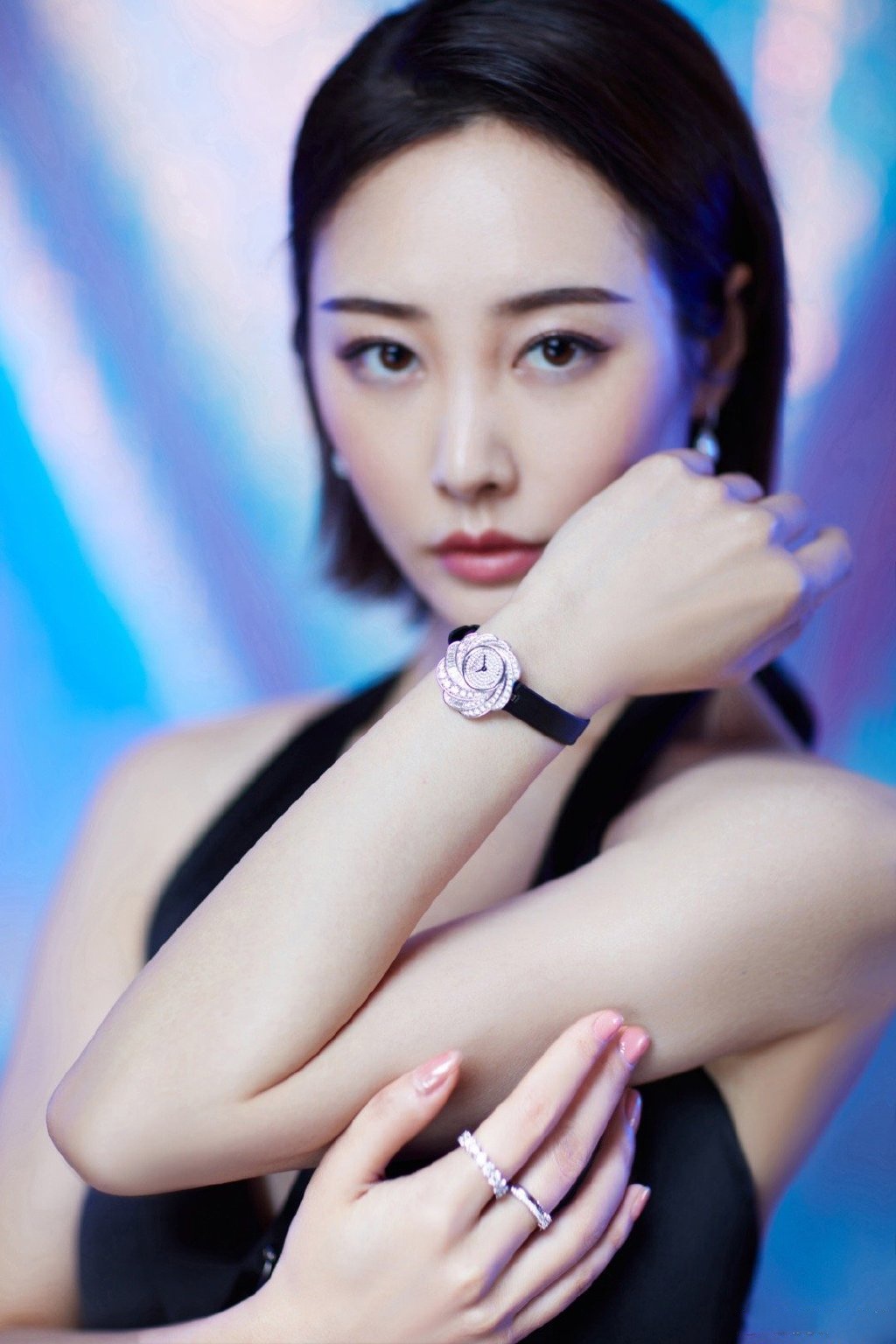 李纯身穿水晶缀饰丝缎礼服造型出席活动干练短发点缀钻石配饰