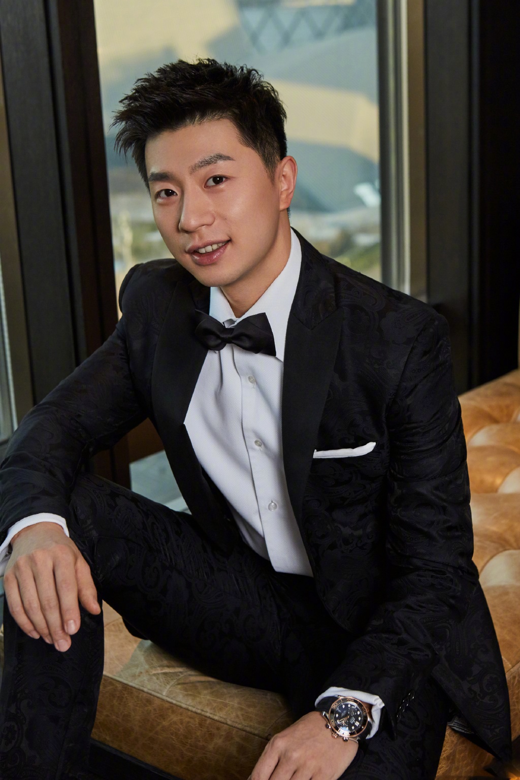 马龙身着一身帅气西装深色暗纹的点缀更添时尚感