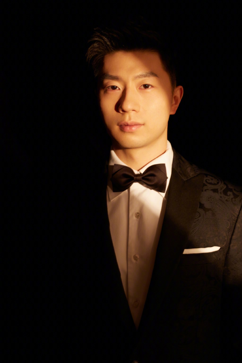 马龙身着一身帅气西装深色暗纹的点缀更添时尚感