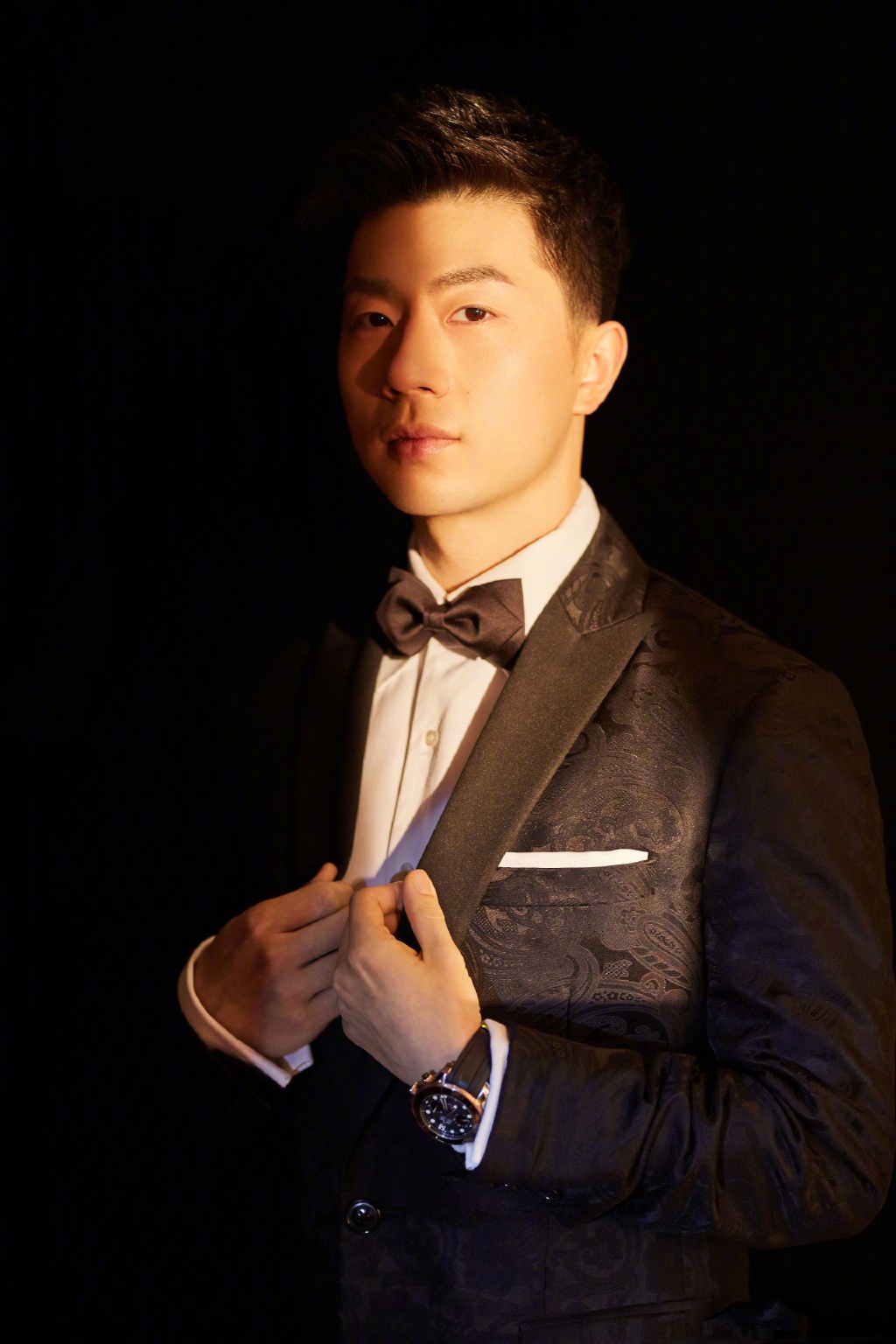 马龙身着一身帅气西装深色暗纹的点缀更添时尚感