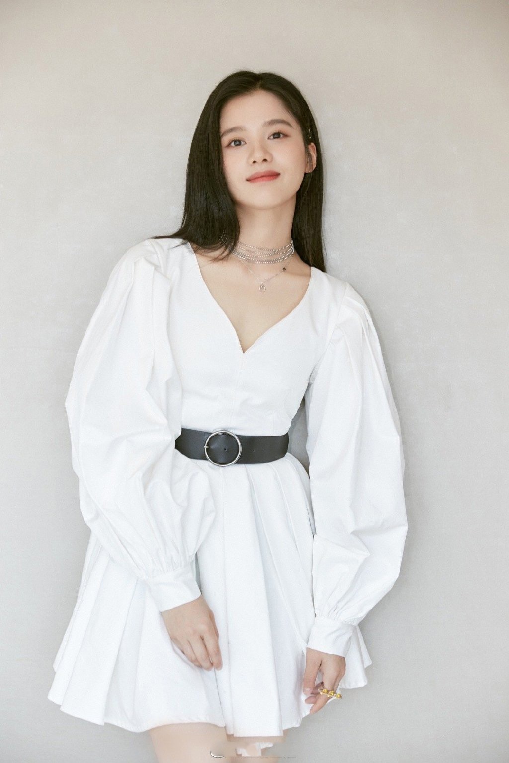 张婧仪身穿白色v领连衣裙和粉色套装的妹妹清纯可爱