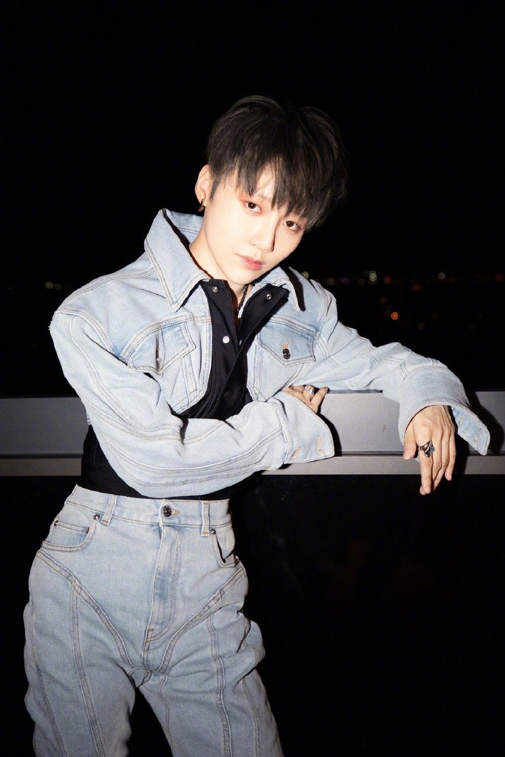 刘雨昕身着mugler蓝黑牛仔拼接套装,高腰设计尽显修长双腿