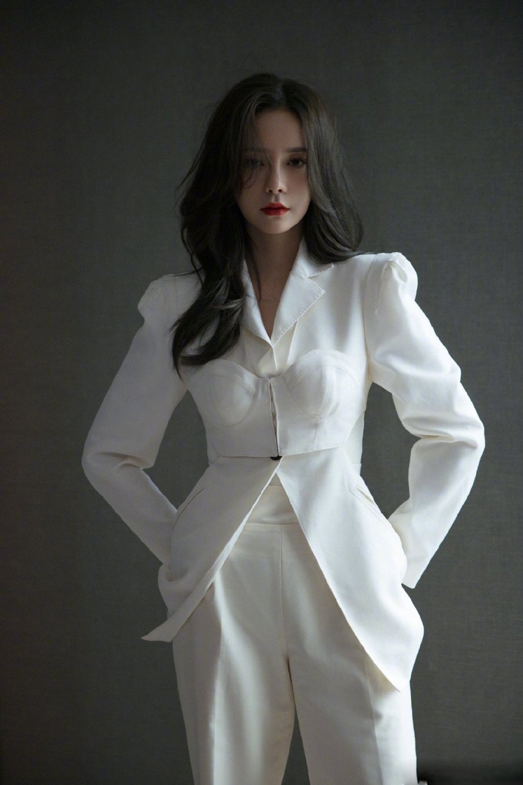 沈梦辰一身白色西服套装,散落披肩长发又美又飒,优雅知性