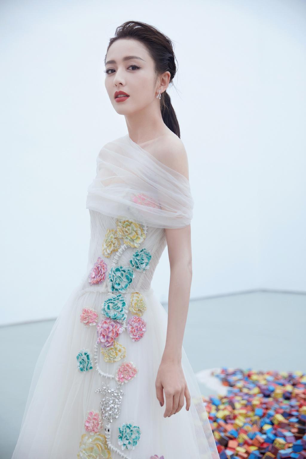 跨年晚会女艺人当主持人,佟丽娅主持超赞,只有她被吐槽了