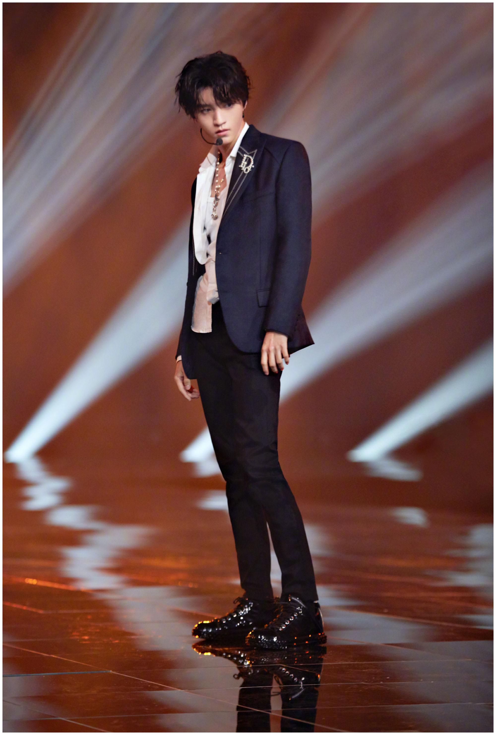 王俊凯beautiful舞台好绝,黑白极致配