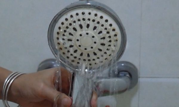 这是由于水中的水垢杂质长期积累造成的,有些人选择买一个新的淋浴