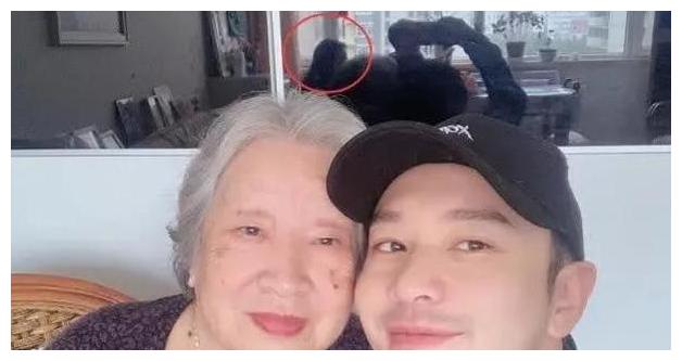 黄晓明回青岛老家，晒与姥姥合照，背后的镜子里看到了baby