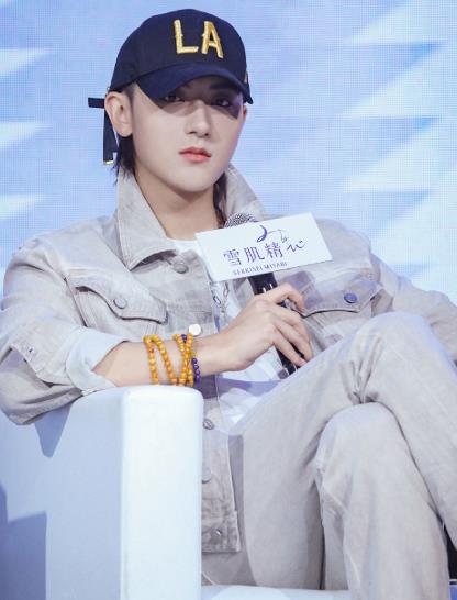 黄子韬不愧能在韩国出道看他韩系穿搭后终于get到他的魅力