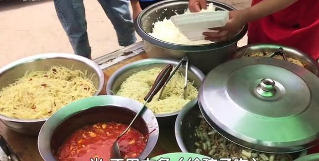 在卖的山东大妈,而所做的配菜的米饭也都是农村自家的米饭,大部分人吃