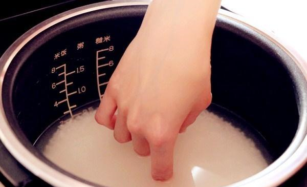 蒸米饭放多少水大厨掌握这3点保证出锅后粒粒饱满香甜