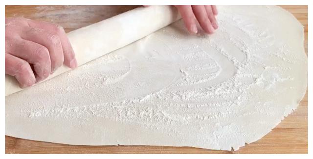做手擀面时,和面只加水是不对的,加勺它,面条劲道爽滑不粘连__财经