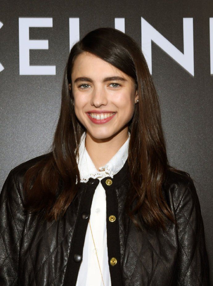 玛格丽特库里,一个优雅知性的女人,白衬衣搭卡其色长裙值得收藏