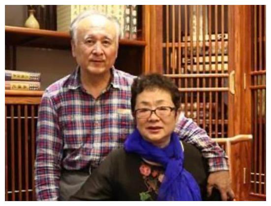 歌星谢莉斯:50岁患脑梗,67岁女儿离世,走出抑郁后73岁跳广场舞