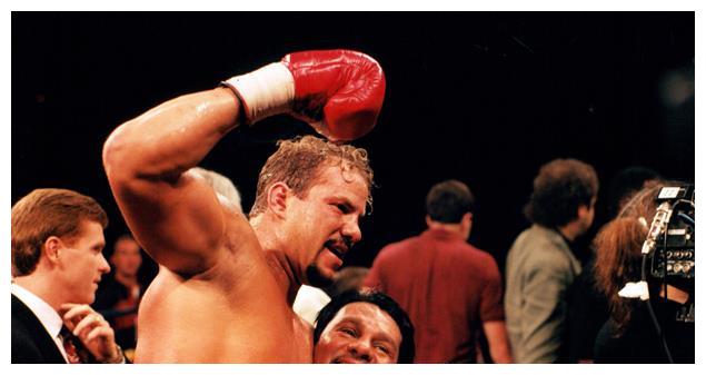 25年前的今天重量级肉搏之战上演莫里森摧毁剃刀拉多克