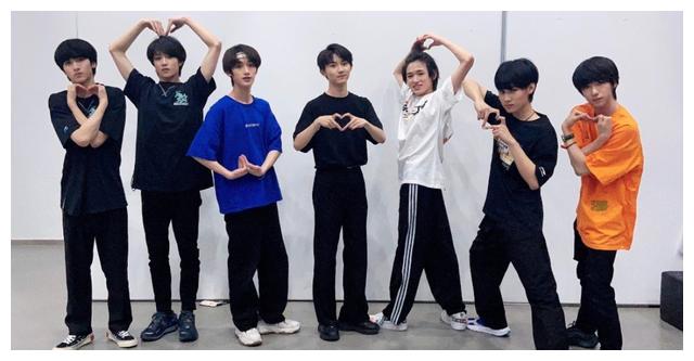 时代少年团比心大赛贺峻霖的难度系数太大柔韧性让人羡慕