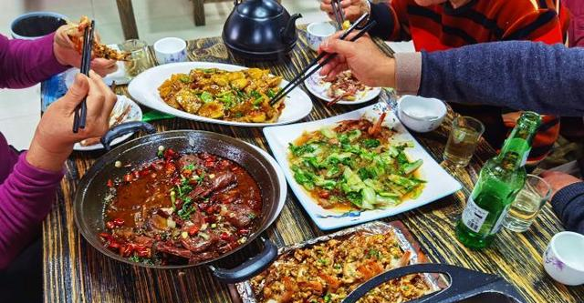 带公婆下馆子,晒朋友圈后火了,网友:不剩菜不浪费,拒绝精致穷|实惠