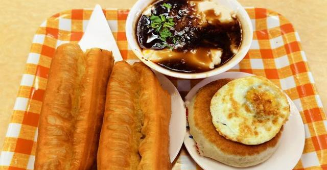 山东小两口的早餐在朋友圈火了网友手里的煎饼突然不香了