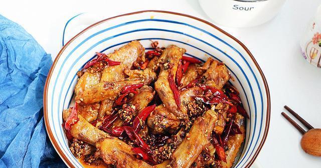 麻辣鲜香的冷吃鸭翅每一寸都麻辣入味好吃到停不下来