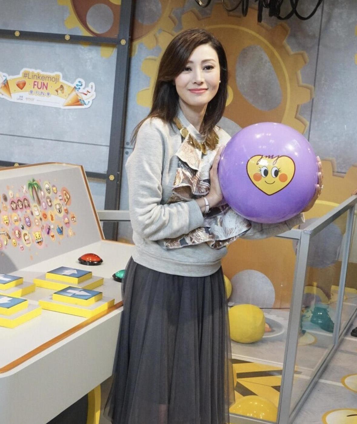 李嘉欣终于换风格罕见穿卫衣配薄纱半身裙减龄至少20岁不止