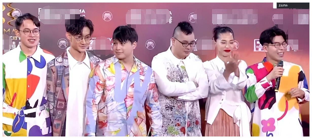 7月最土的三大红毯!鸡毛装、披床单、野猪造型,土得我笑出猪叫休闲区蓝鸢梦想 - Www.slyday.coM 7月最土的三大红毯!鸡毛装、披床单、野猪造型,土得我笑出猪叫休闲区蓝鸢梦想 - Www.slyday.coM