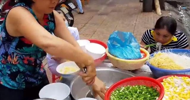越南大妈街边卖小面，爽口的骨头汤底引来众多顾客，生意火爆