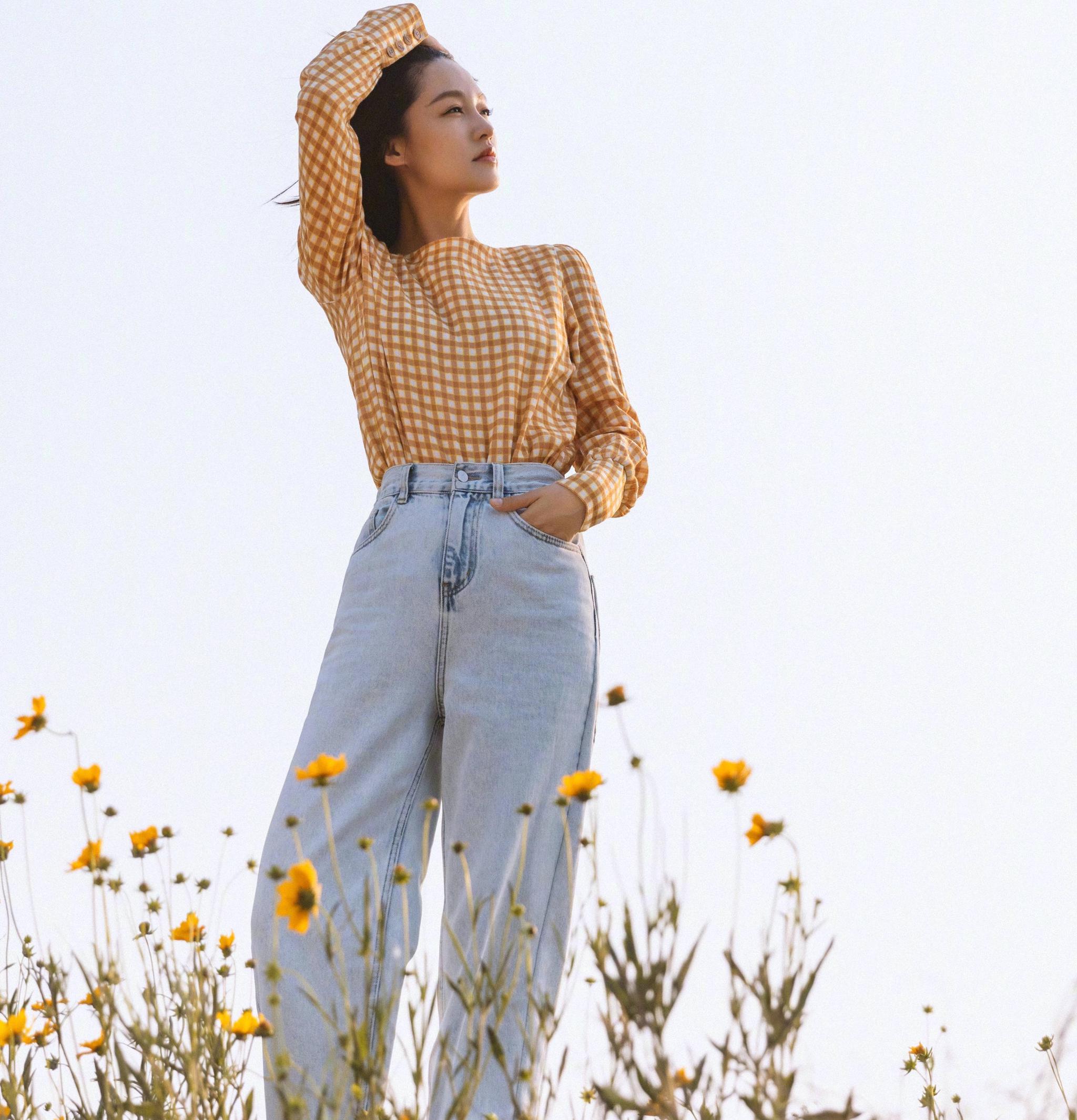 李沁机场穿搭做出最佳示范,简单中充满高级感