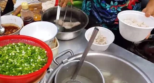 越南大妈街边卖小面,爽口的骨头汤底引来众多顾客,生意火爆