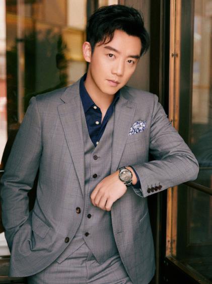 当郑恺穿上西装后,变身霸道总裁,难怪能娶小娇妻__财经头条