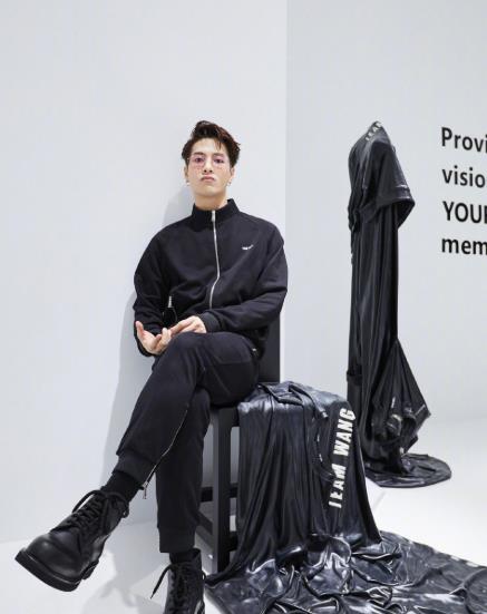 王嘉尔绿配绿私服好看吗(王嘉尔如何打造帅气绿色私服) 王嘉尔绿配绿私服好看吗(王嘉尔如何打造帅气绿色私服)