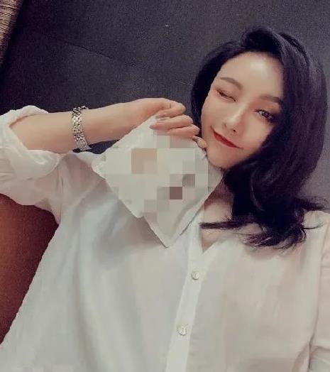 沈腾姐姐的年轻态绝了,穿简约白衬衫妆容精致,不似"奔五"女人|沈娜