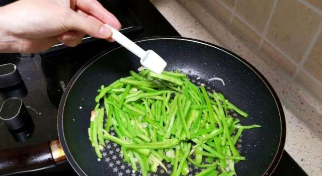 难怪大厨炒的青椒肉丝那么好吃,原来有窍门的,学会咱也露一手休闲区蓝鸢梦想 - Www.slyday.coM 难怪大厨炒的青椒肉丝那么好吃,原来有窍门的,学会咱也露一手休闲区蓝鸢梦想 - Www.slyday.coM