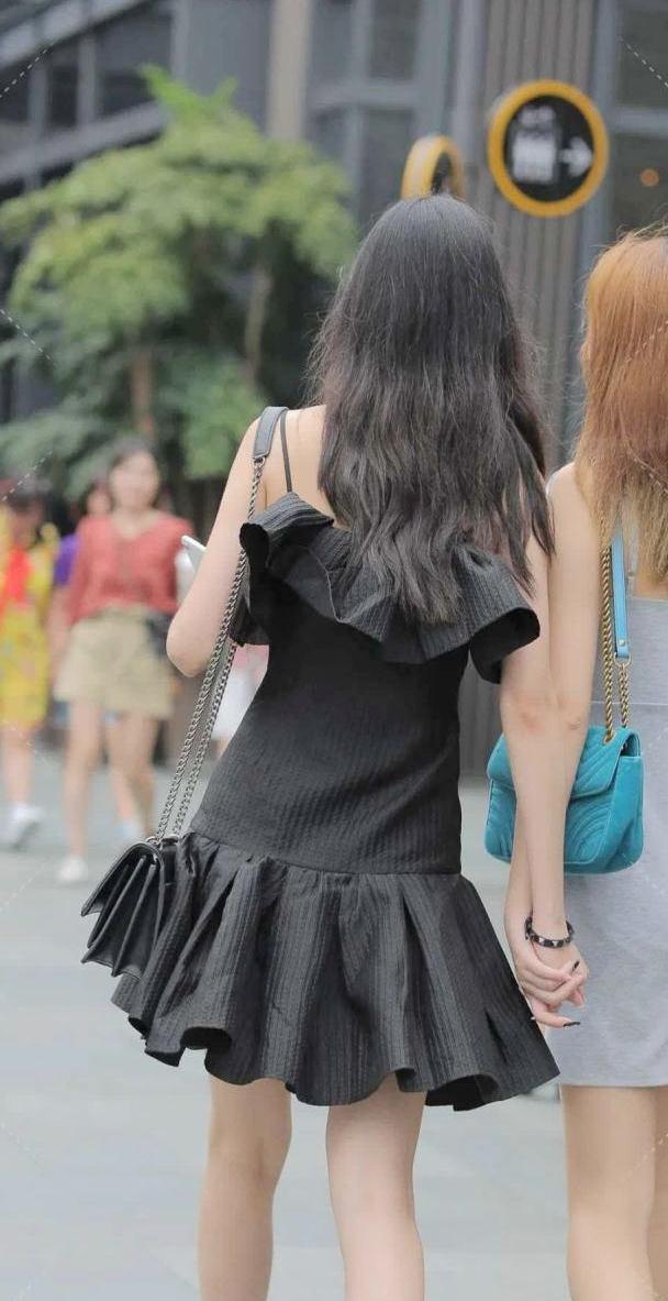街拍,小姐姐身穿公主裙也能穿出这么的时尚美