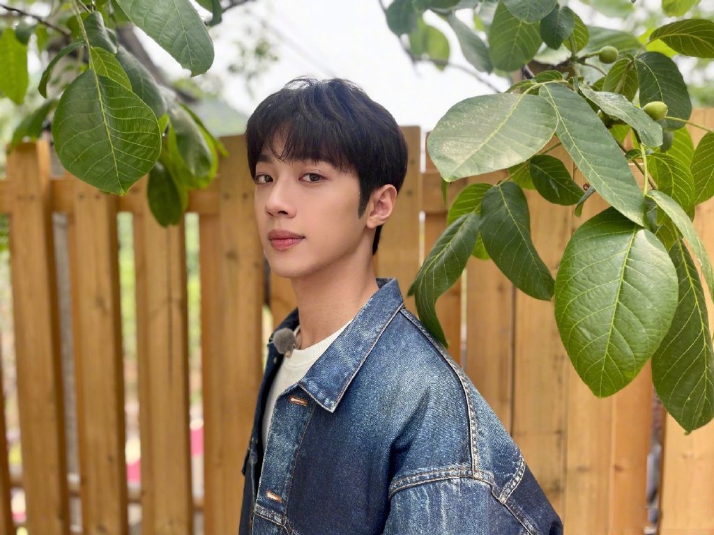 赖冠霖身着牛仔服套装内搭白t出镜,夏日清爽可爱的男孩