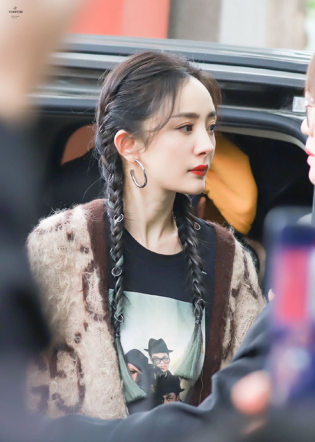 杨幂快本录制返图,双麻花辫展现潮流风范