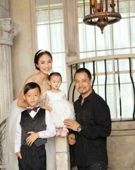 鲁智深晋松秀小21岁娇妻家居服打扮美艳动人大钻戒超惹眼