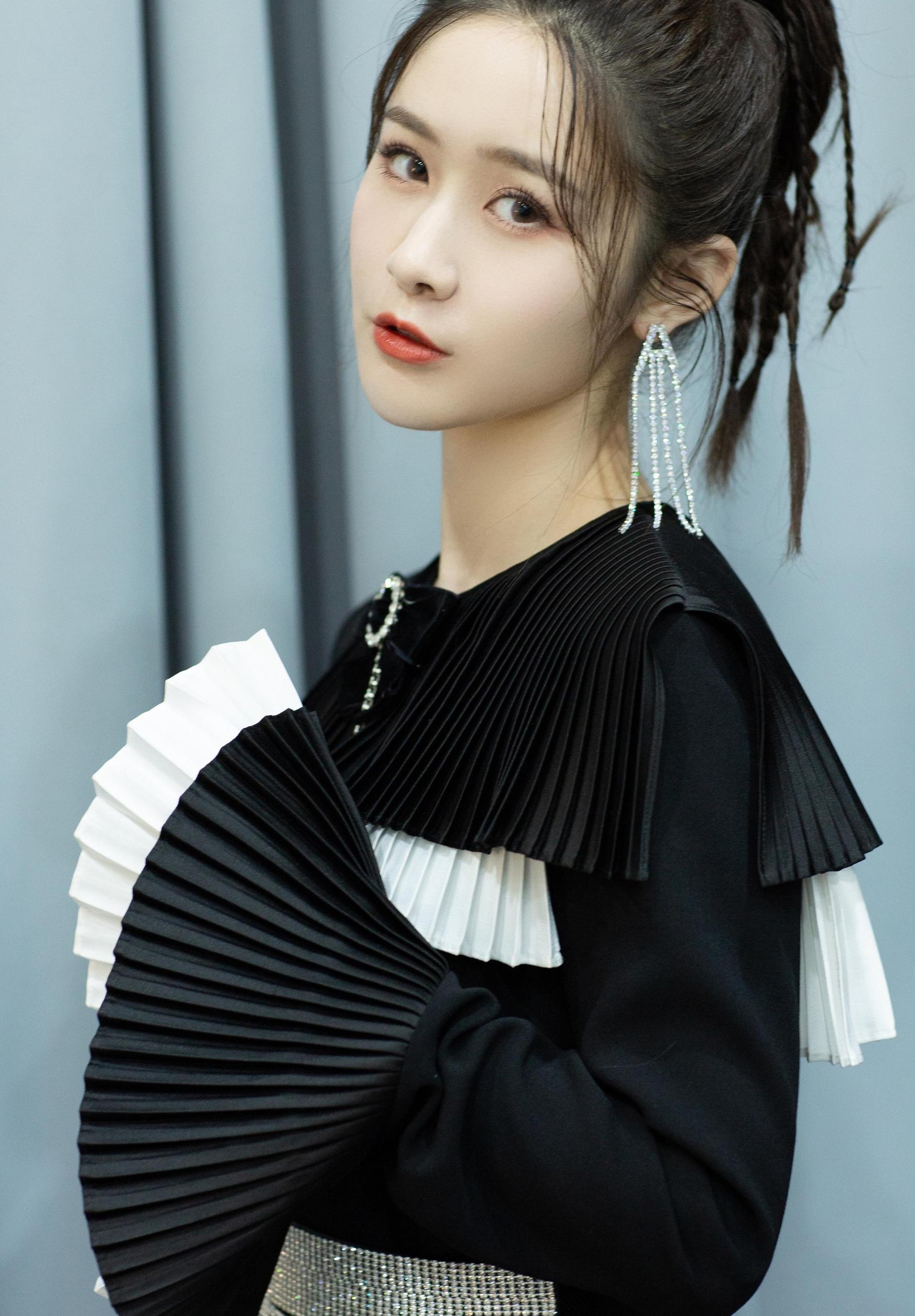 女神梁田:第4586期气质潮流美图欣赏