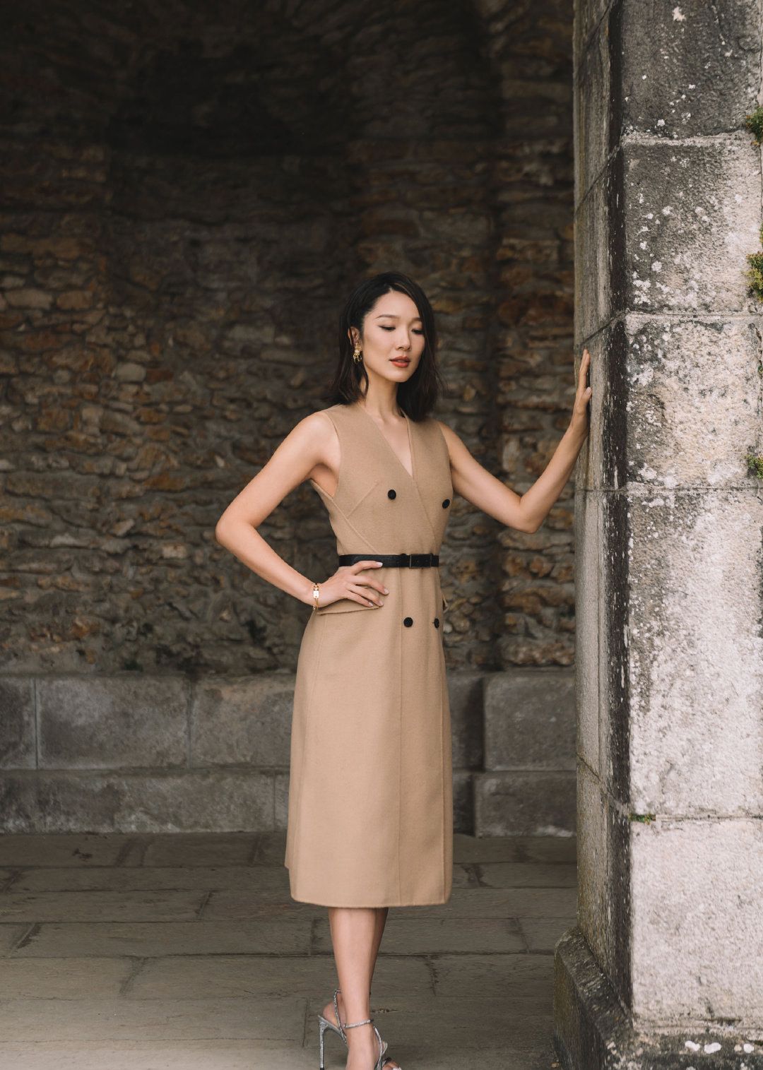 李亚男穿驼色连衣裙配一字银色高跟鞋正时尚