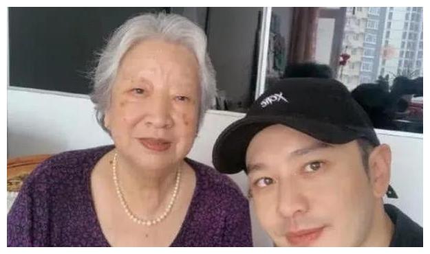 黄晓明回青岛老家，晒与姥姥合照，背后的镜子里看到了baby